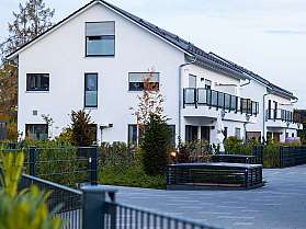 Moderne Wohnhäuser mit Balkon