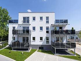 Modernes Wohnhaus mit Balkonen