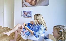 Familie im modernen Flur