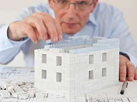 Modellhaus auf Bauplan