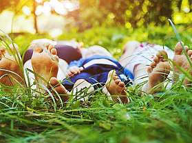 Barfüßige Personen im Gras